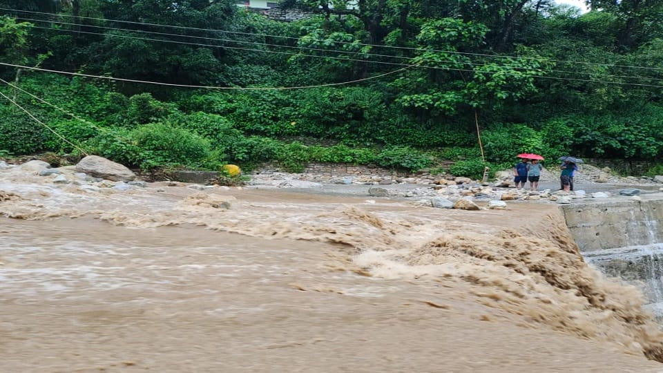 Traffic disrupted on 15 roads due to heavy rain in Bageshwar