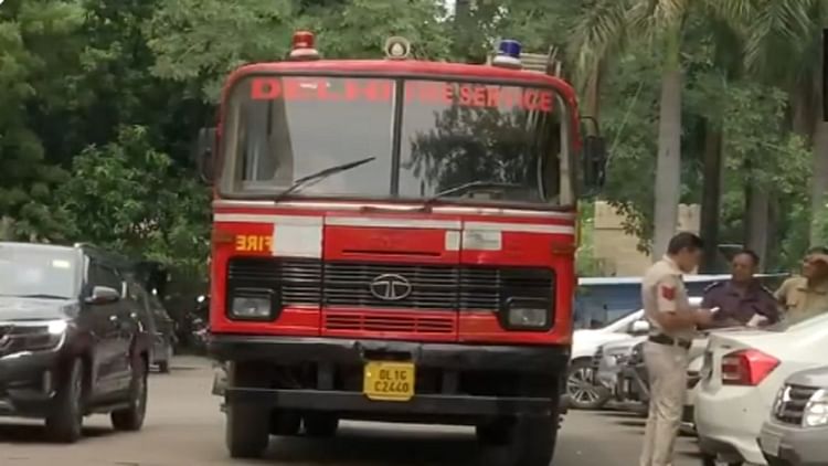 Delhi: स्कूलों को बम से उड़ाने वाले कई मेल अंतरराष्ट्रीय सर्वरों के जरिये भेजे; डार्क वेब, VPN में उलझी पुलिस