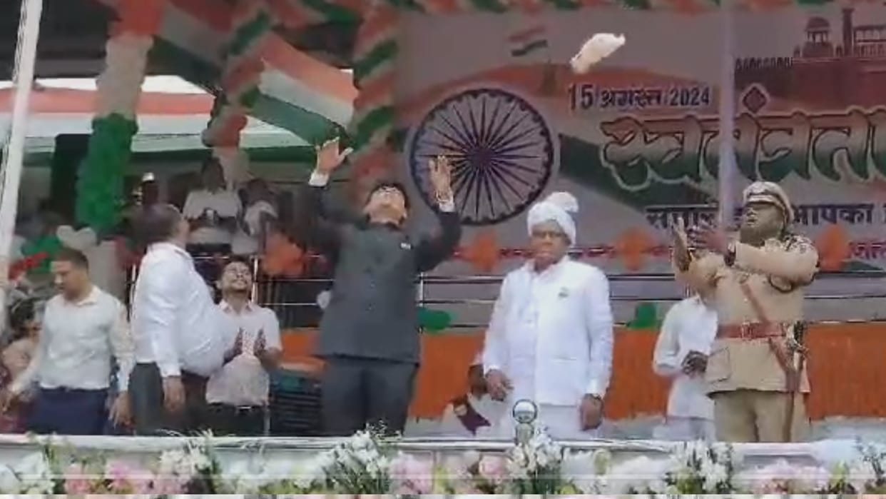 'Panchayat-3' scene in mungeli chhattisgarh on 15 august, SP released a pigeon from stage, see here viral vide