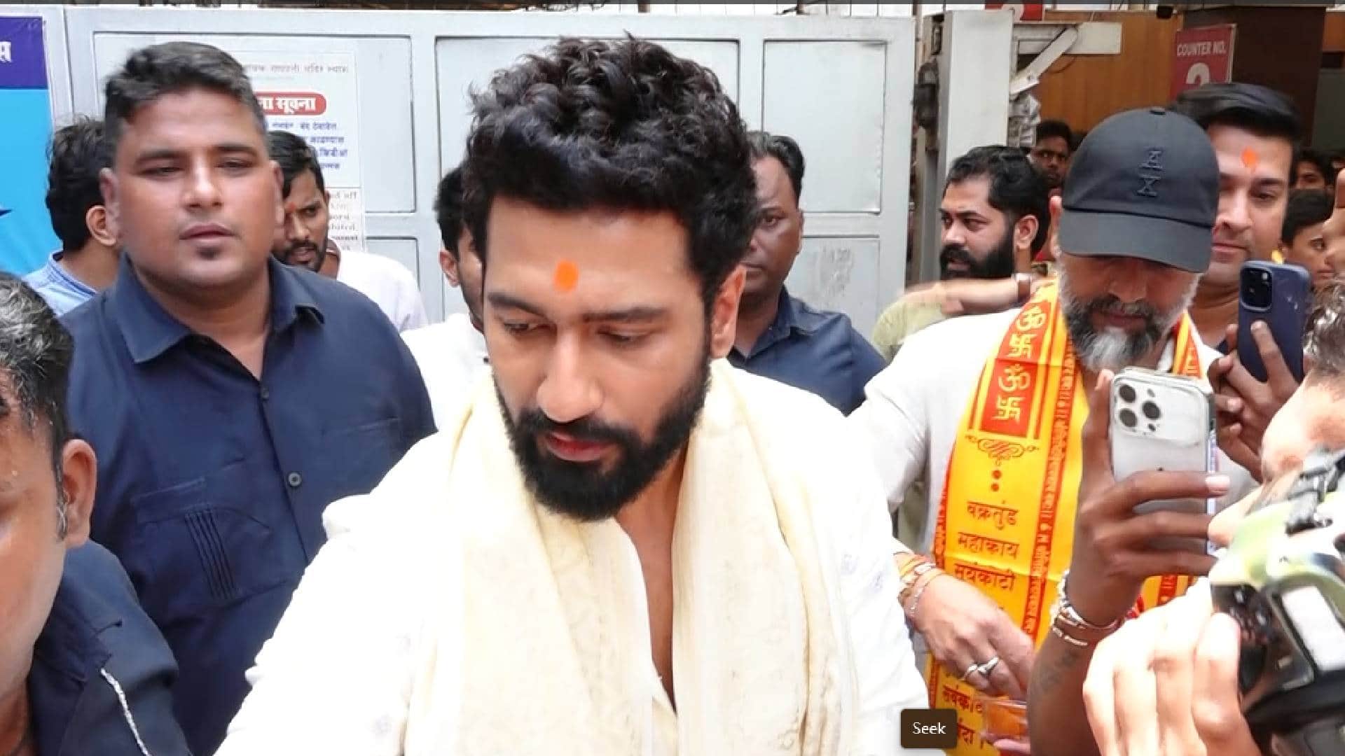 vicky kaushal seeks blessings of siddhivinayak mandir unveils his teaser first look from chhaava pics viral