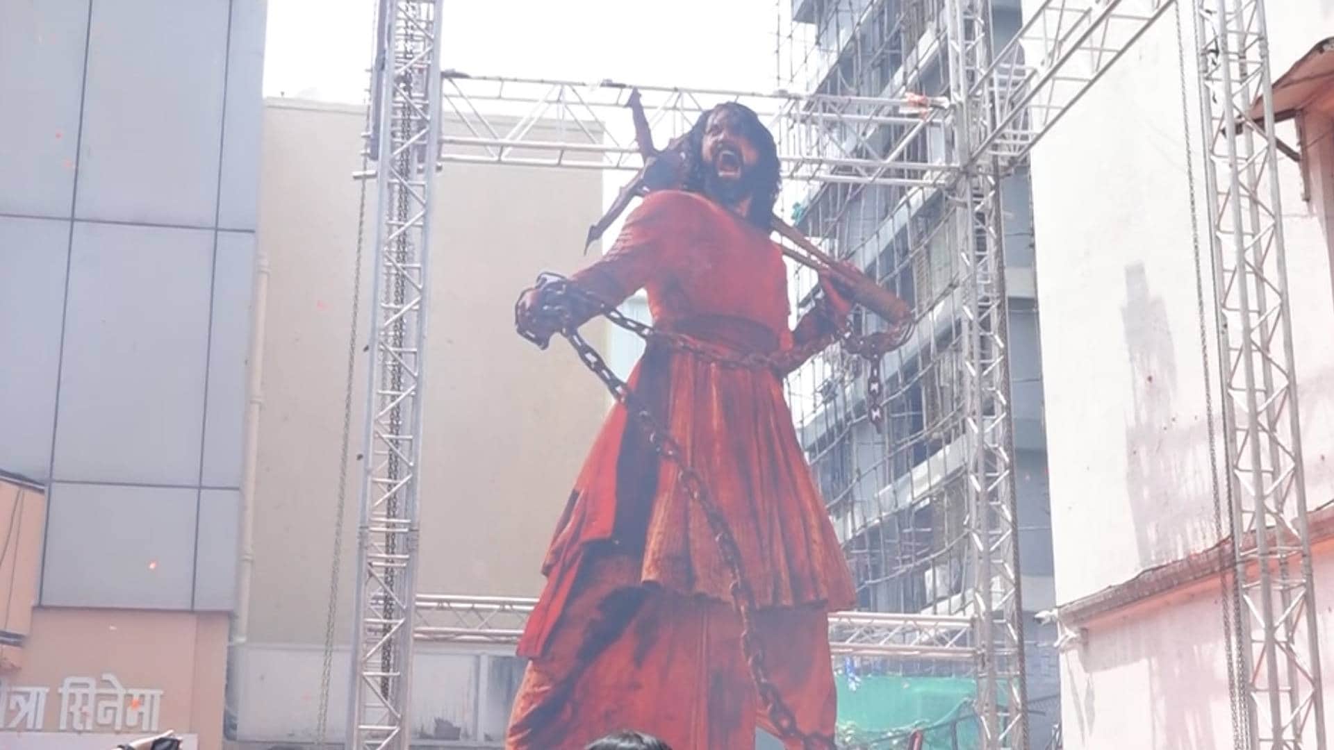 vicky kaushal seeks blessings of siddhivinayak mandir unveils his teaser first look from chhaava pics viral