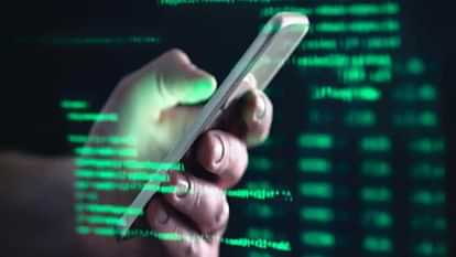Cyber Crime: साइबर ठग ने किया कॉल, बात करते हुए हैंग हुआ फोन, खाते से उड़े एक लाख रुपये Cyber fraudster called phone got hanged while talking money was deducted from account