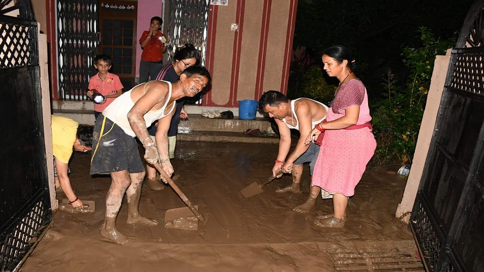 Debris and mud entered houses after rain in Gayatri Colony haldwani