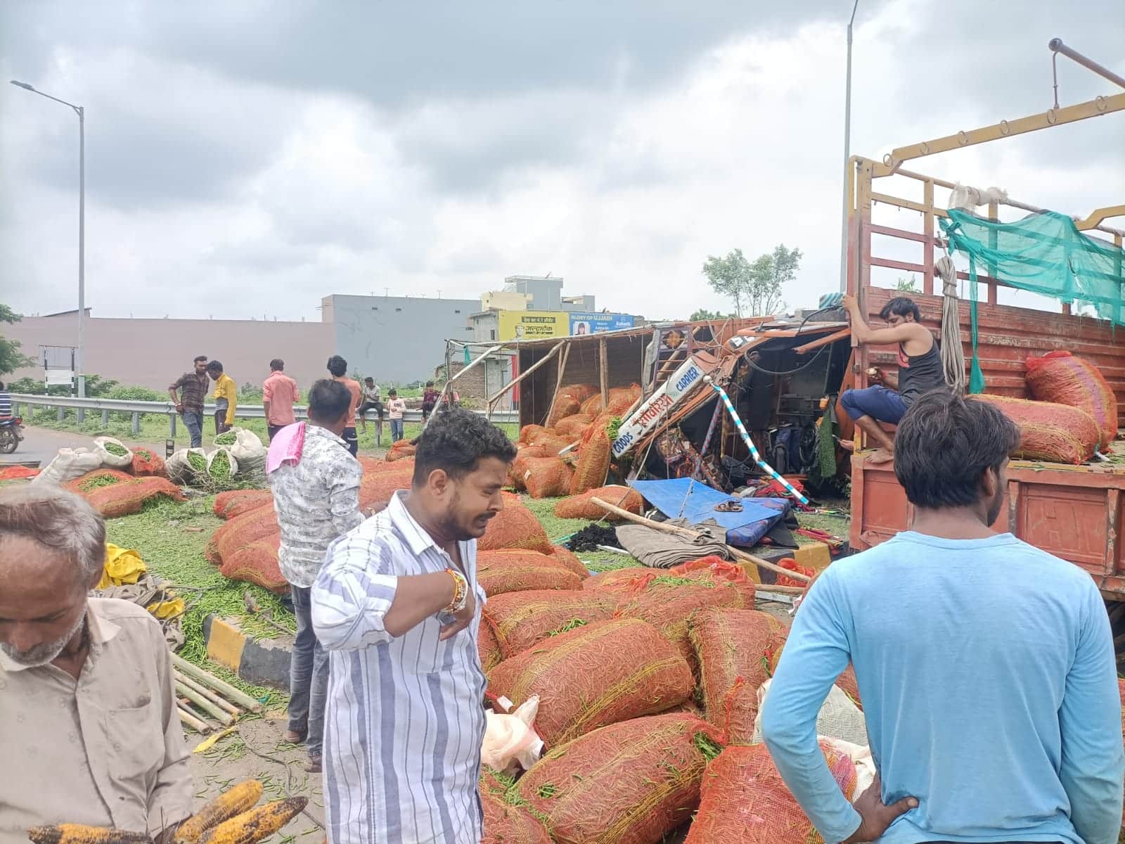 हरी मिर्च के बोरे लेकर जा रहा ट्रक नेशनल हाईवे पर पलट गया।