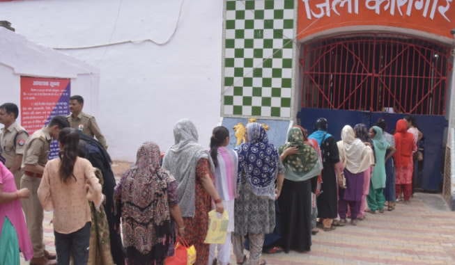 Saharanpur: Sisters reached the district jail, tied Rakhi to their brothers, tears flowed