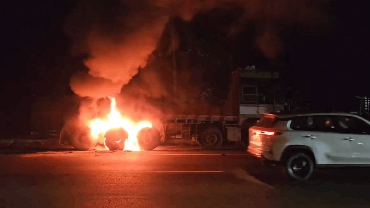 moving truck suddenly caught fire on NH 30 under Keshkal police station