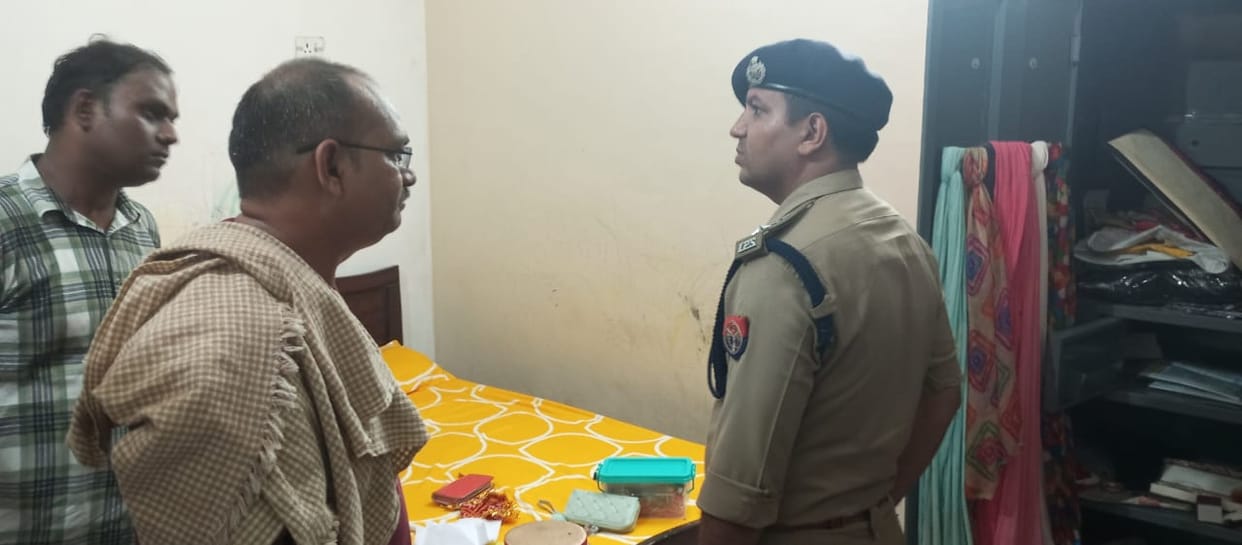 Many Lakhs stolen from four houses including JE and two bank managers in varanasi