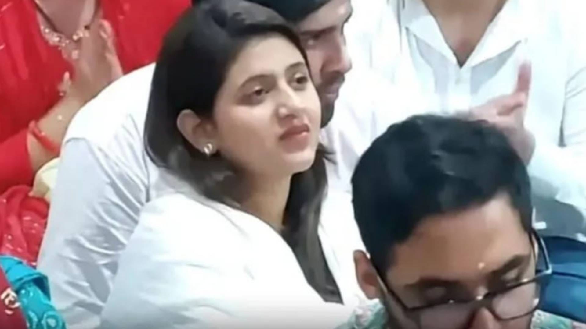 Baba Mahakal Kaccha Badam girl reached court of Baba Mahakal boyfriend Akash Sansanwal was also with her Photo
