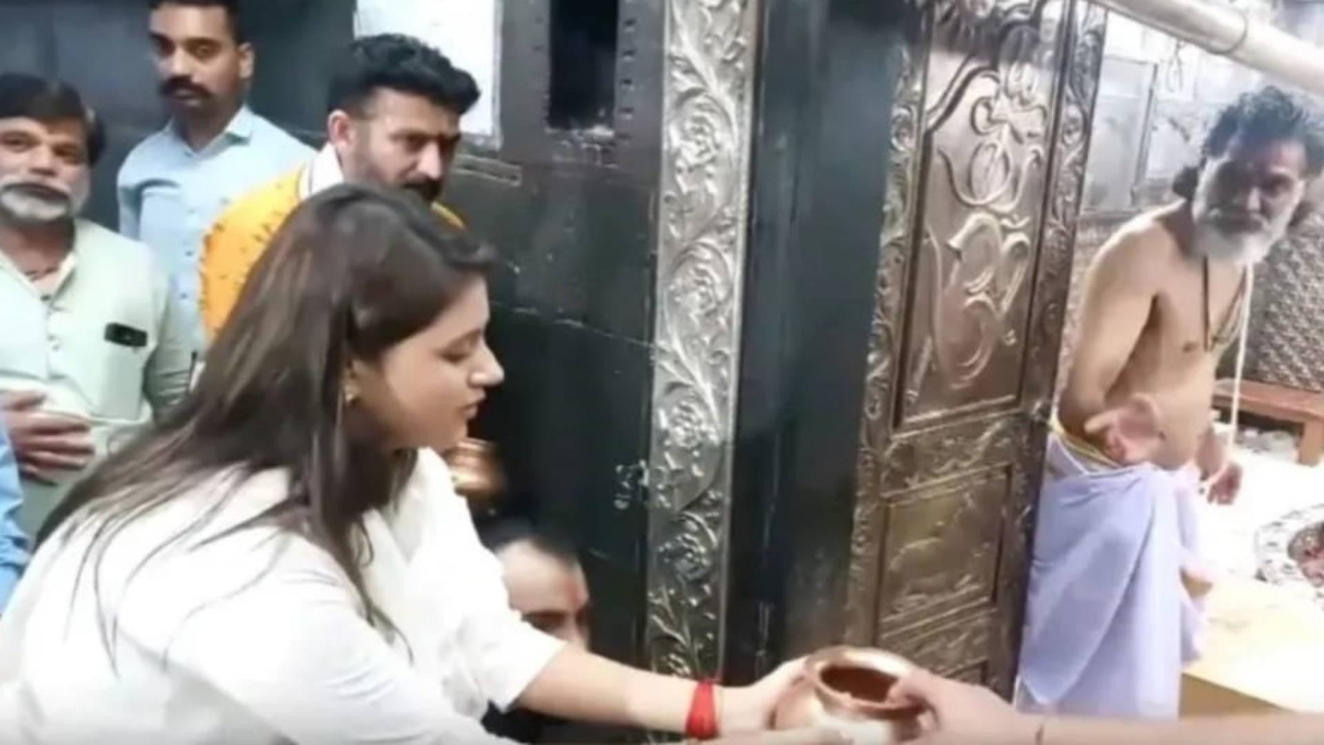 Baba Mahakal Kaccha Badam girl reached court of Baba Mahakal boyfriend Akash Sansanwal was also with her Photo
