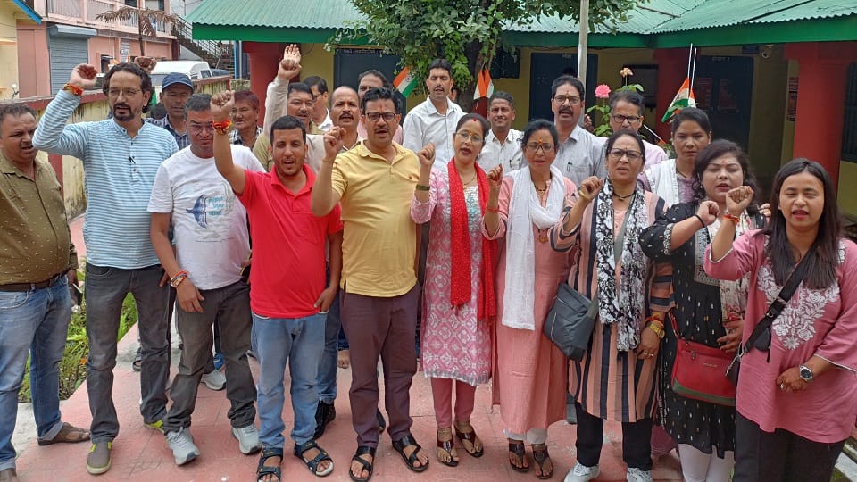 Ministerial employees demonstrated demanding arrest of suspended teacher in pithoragarh