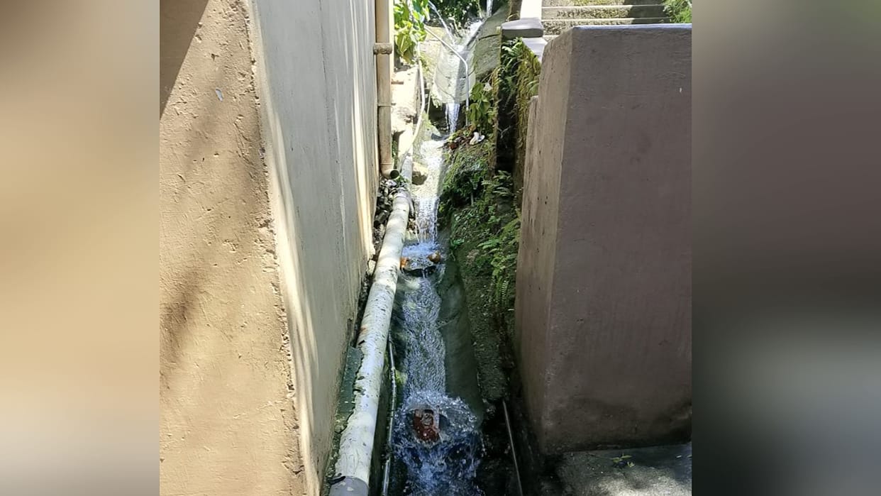 person who went to remove the blockage of the drain in Purani Mandi died after falling
