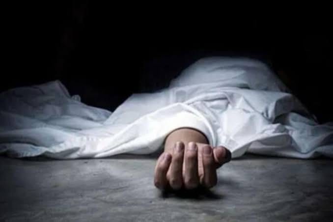 After a dispute with his wife, an AC mechanic hanged himself; he had been lying on the railway tracks a day ea