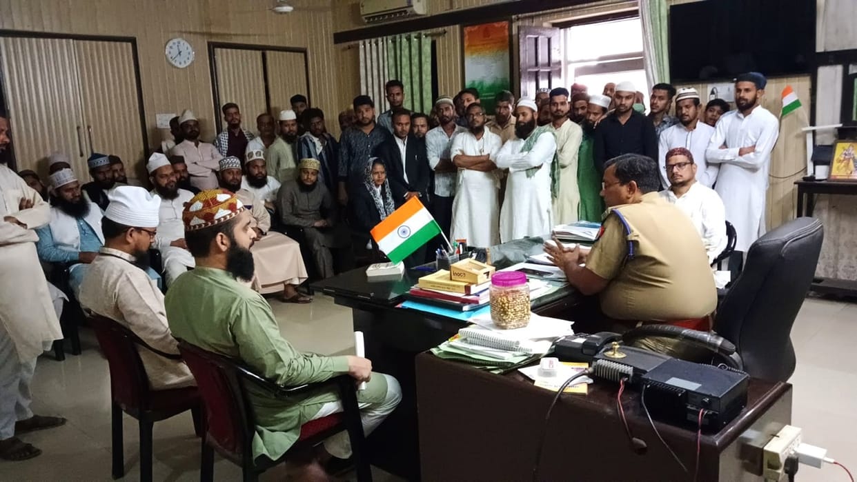 Jamaat Raza-e-Mustafa protested against Ramgiri Maharaj in Bareilly