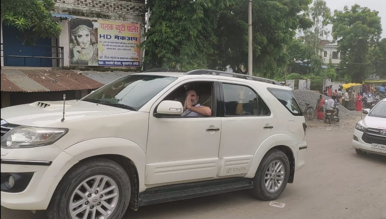 Rae Bareli: Rahul reached the house of victim Arjun Pasi drenched in rain, talked to the family members in a c