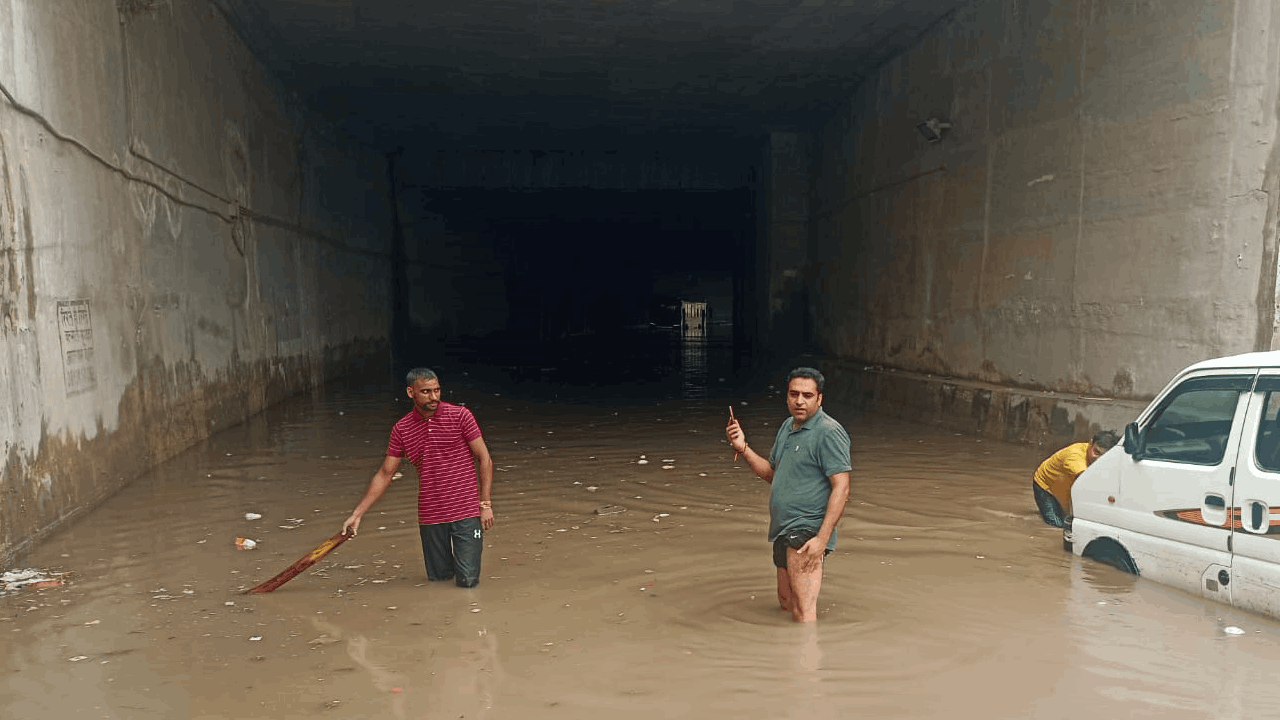 Delhi NCR rain today after heavy traffic see photos