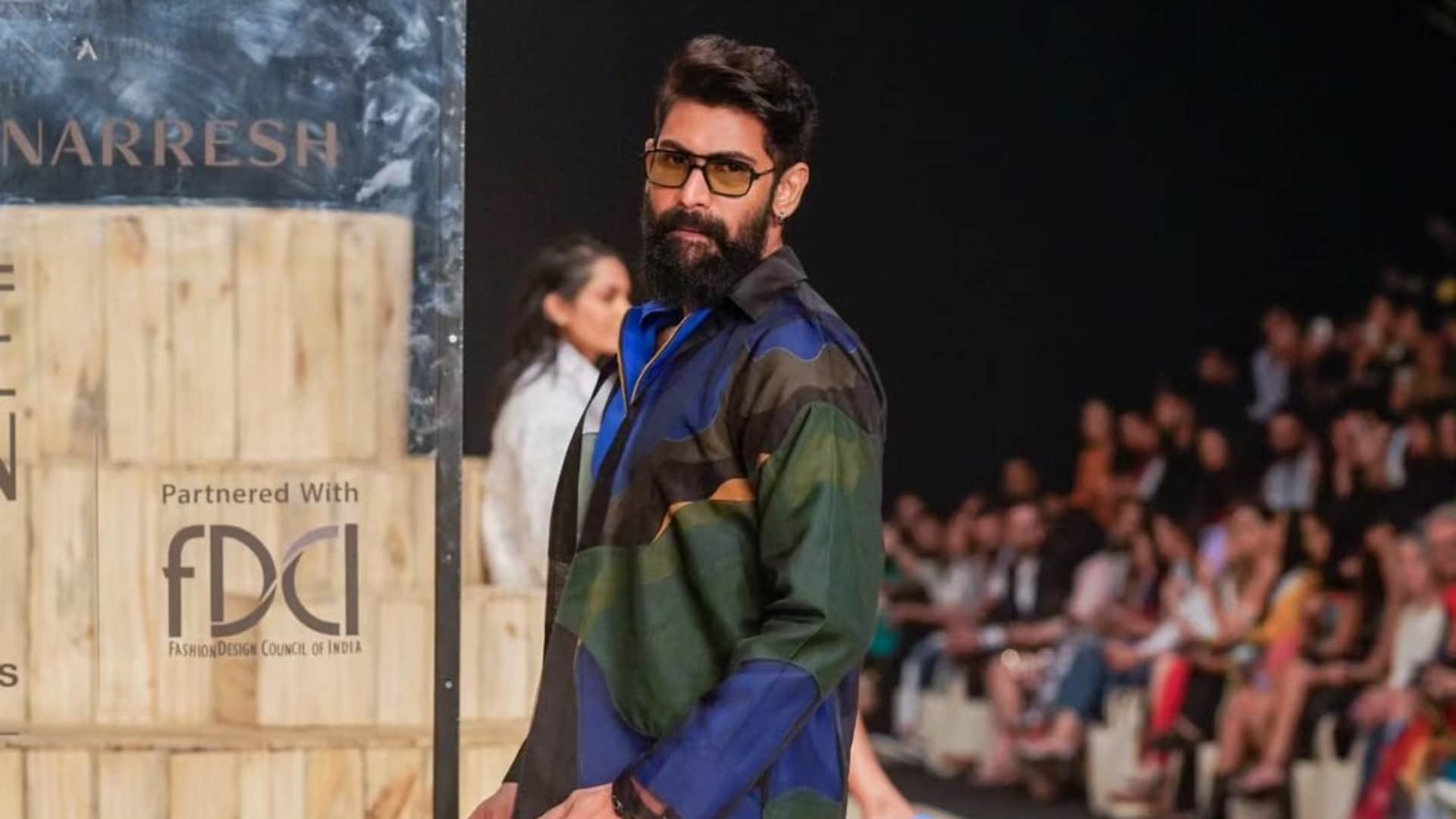 Bahubali actor rana daggubati stops his car on road give autograph and take selfie with fans