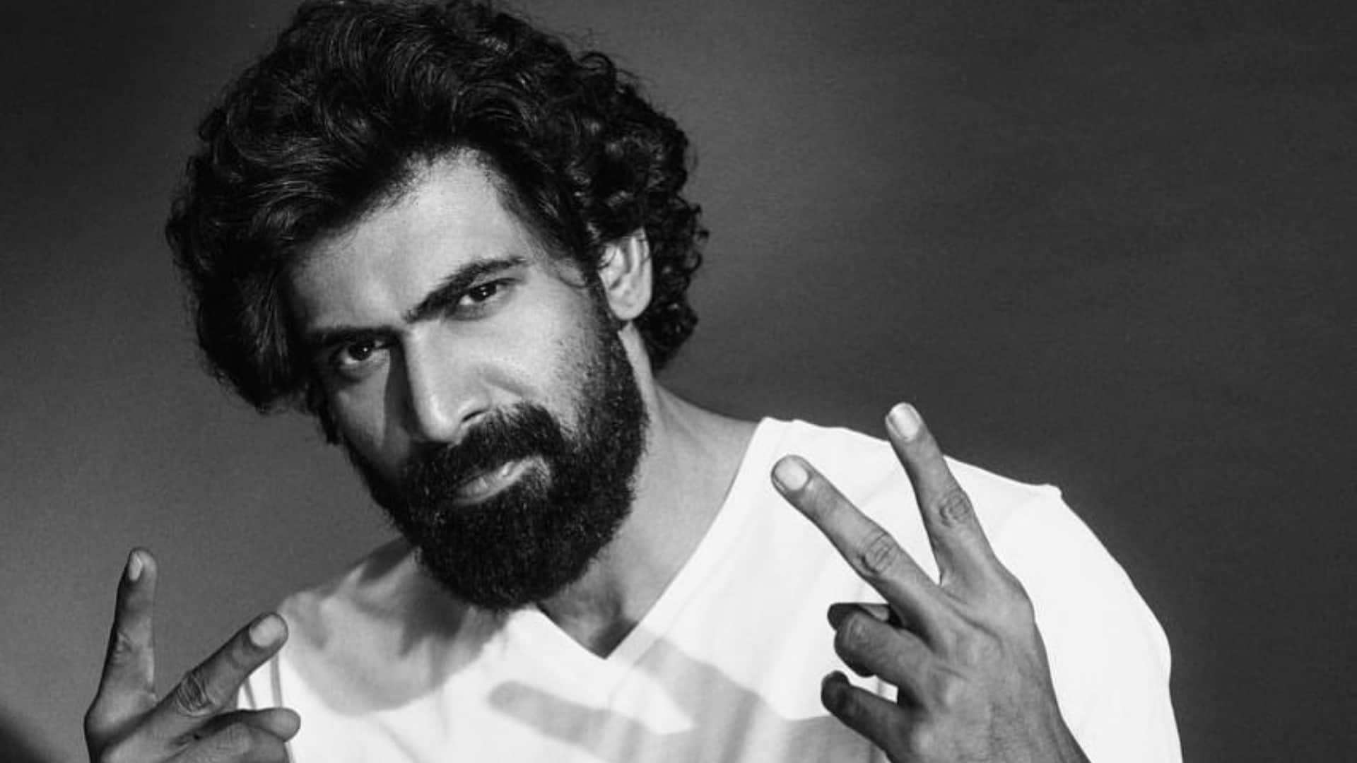 Bahubali actor rana daggubati stops his car on road give autograph and take selfie with fans