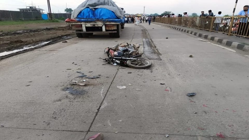 sister returning home after tying a rakhi to her brother was crushed by a trailer she died on spot in Raigarh