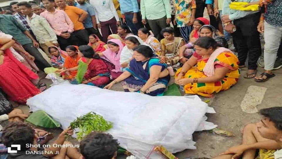 Villagers blocked national highway by placing dead body queue of vehicles in Raigarh