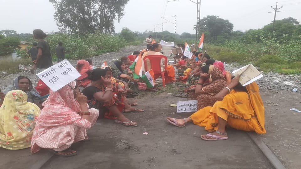 Residents of colony stopped rail operations for whole day demanding full acquisition of Gevra-Pendra rail corr