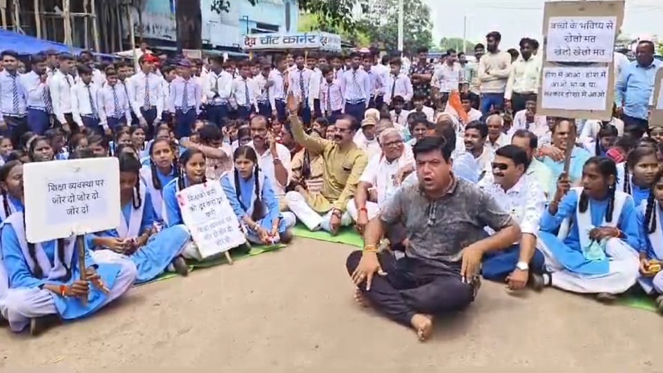 MLA sat on dharna for construction of additional room raised slogans against administration in Balod