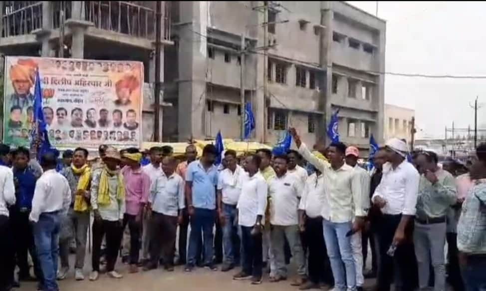 अनूपपुर में भारत बंद के दौरान रैली निकाली गई।