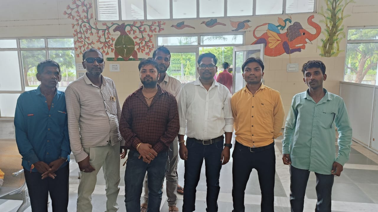 अनूपपुर में ठगी की शिकायत करने पहुंचे लोग