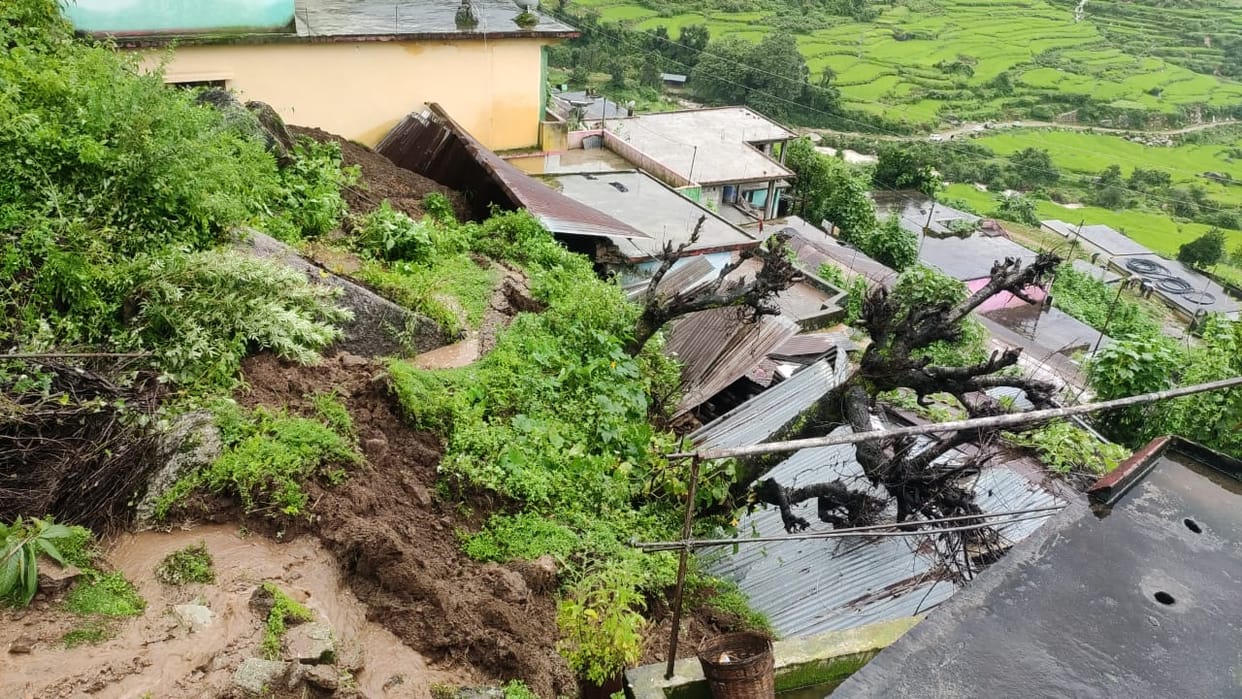 Uttarakhand Weather Update Very Heavy rainfall Alert in Hilly area Loss in tehri and karnaprayag