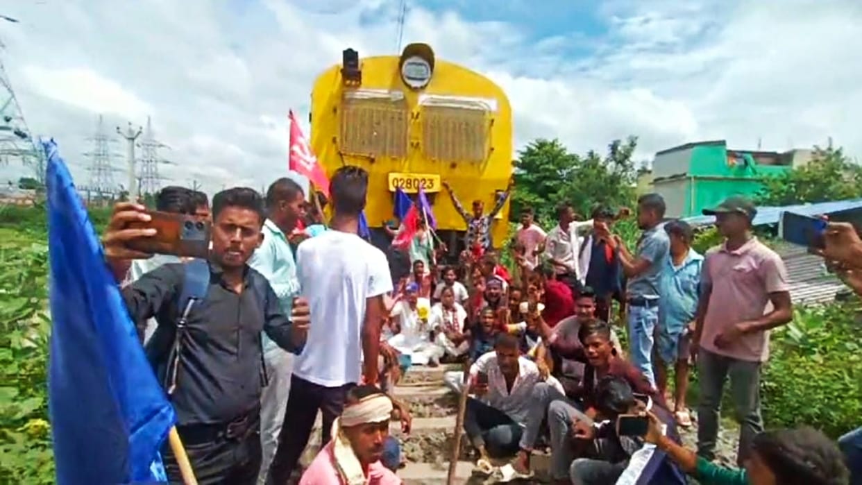 Bharat Bandh: Protesters stopped several trains in Saharsa, trains departed late; passengers were very upset