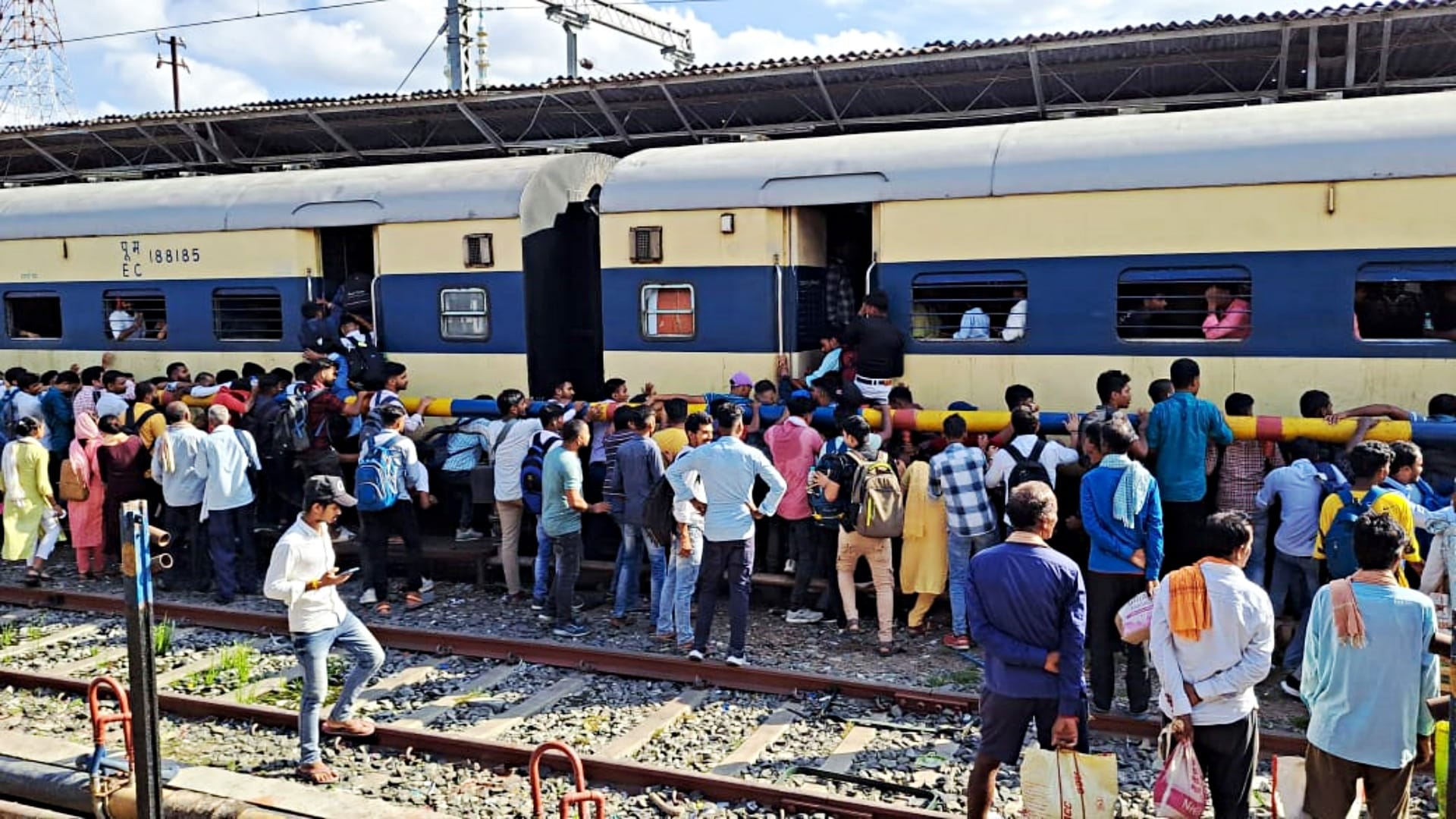 Bihar: Candidates returning after giving constable recruitment exam took over trains, openly flouted rules
