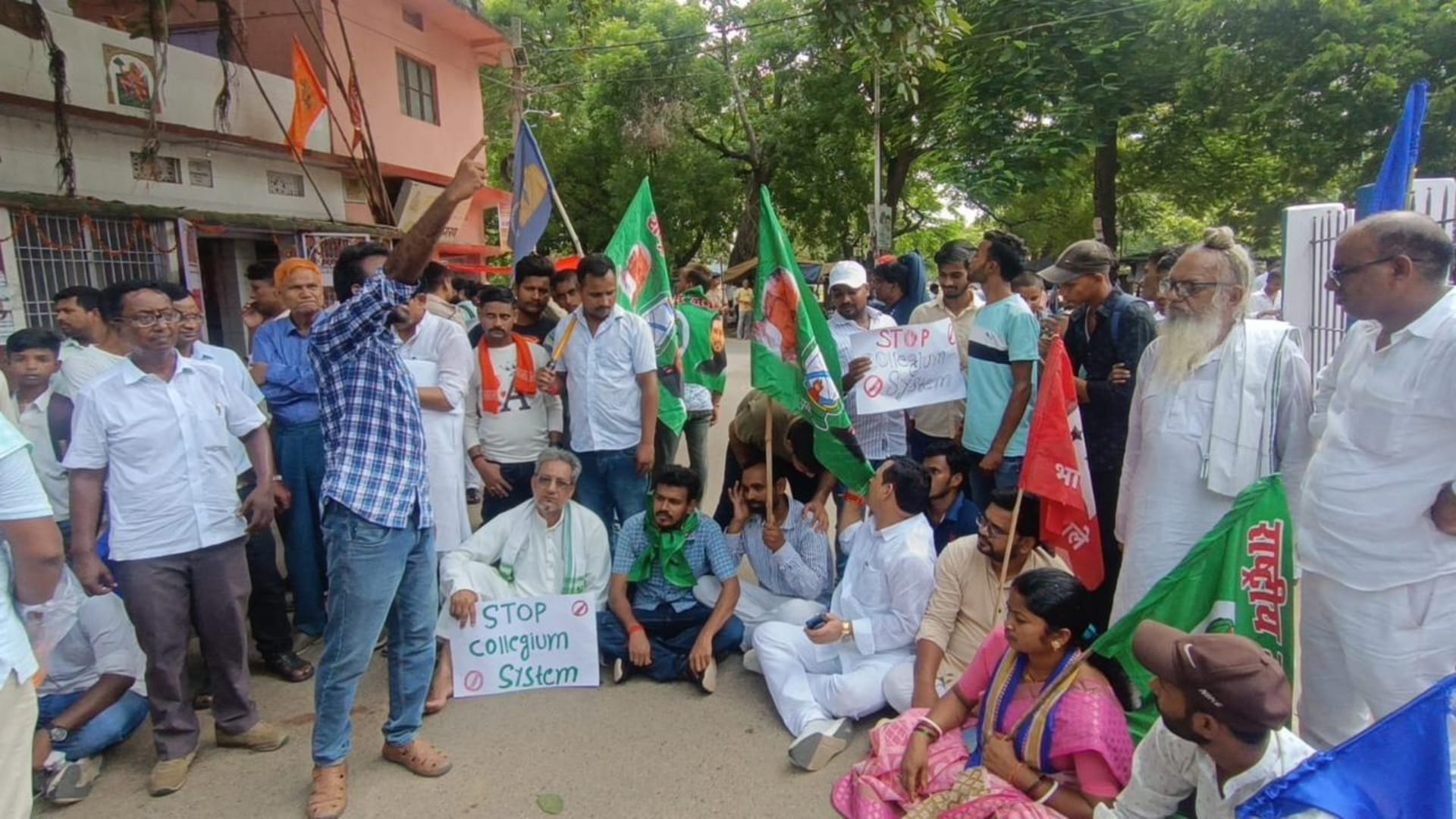 Bihar News: Mixed effect of Bharat Bandh seen in Ara; trains were stopped, roads were also blocked