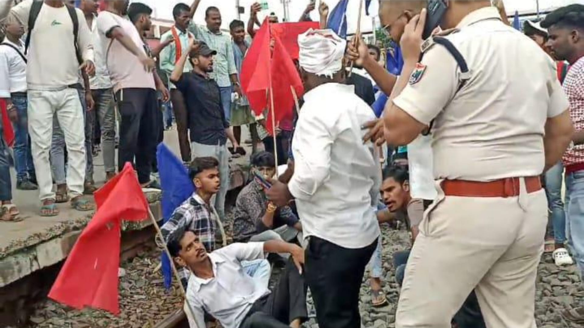 Bihar News: Mixed effect of Bharat Bandh seen in Ara; trains were stopped, roads were also blocked
