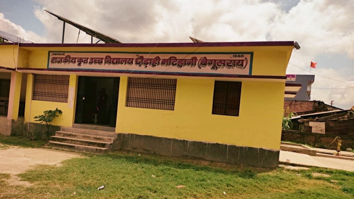 Bihar: Ninth class student took a country-made pistol to school in Begusarai, police took him into custody