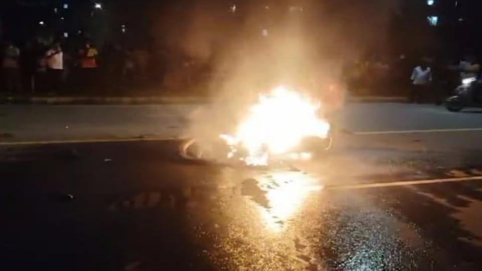 fire set on bike after two bike rider collided in Maloya Chandigarh