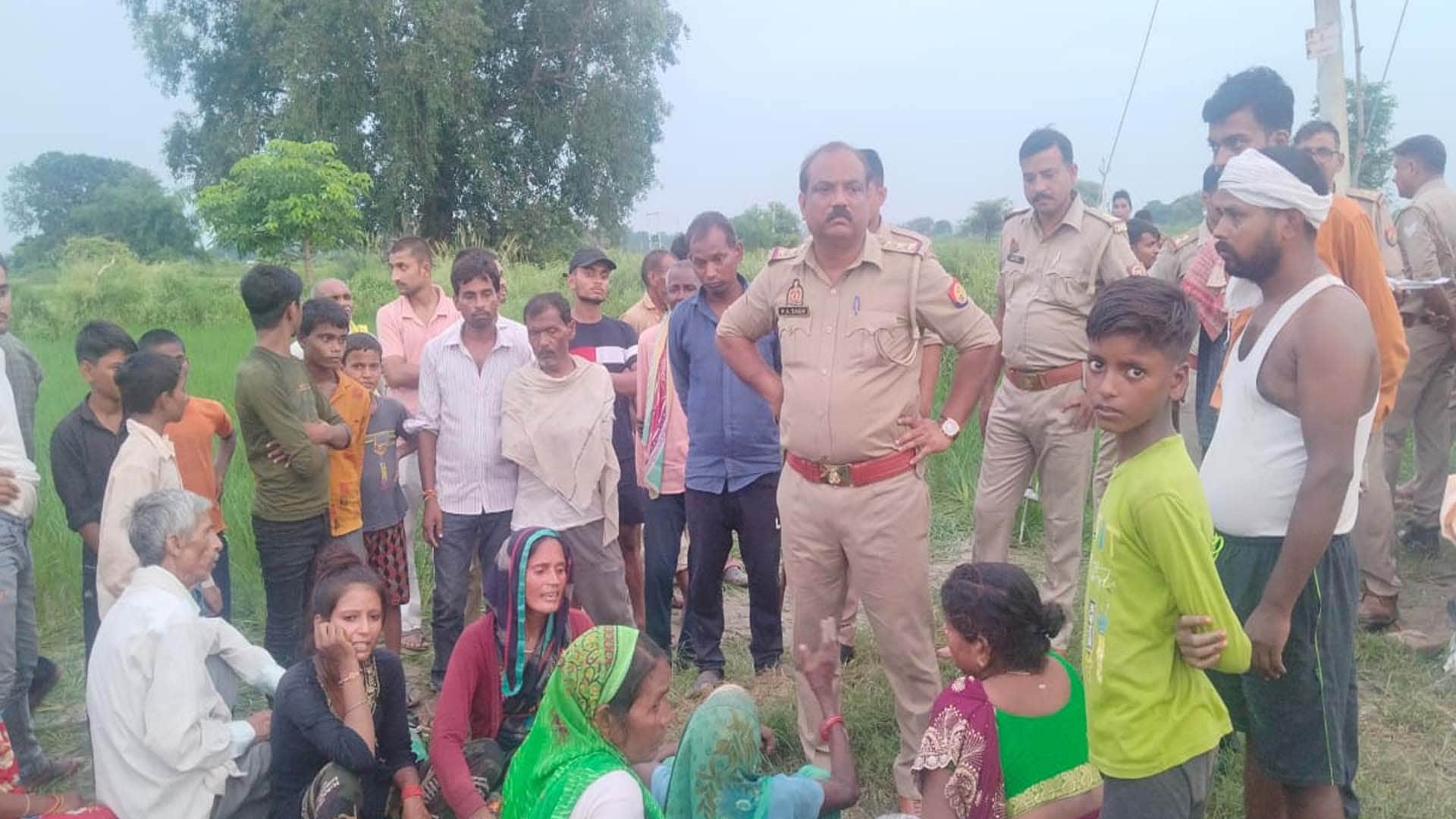 बिलखते परिजन