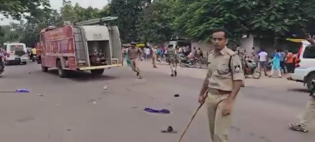 MP News: crowd that came to submit memorandum got angry, three policemen injured in stone pelting
