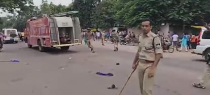 MP News: मोहम्मद साहब पर टिप्पणी को लेकर ज्ञापन देने पहुंची भीड़ भड़की, थाने पर पथराव में तीन पुलिसकर्मी घायल MP News: crowd that came to submit memorandum got angry, three policemen injured in stone pelting