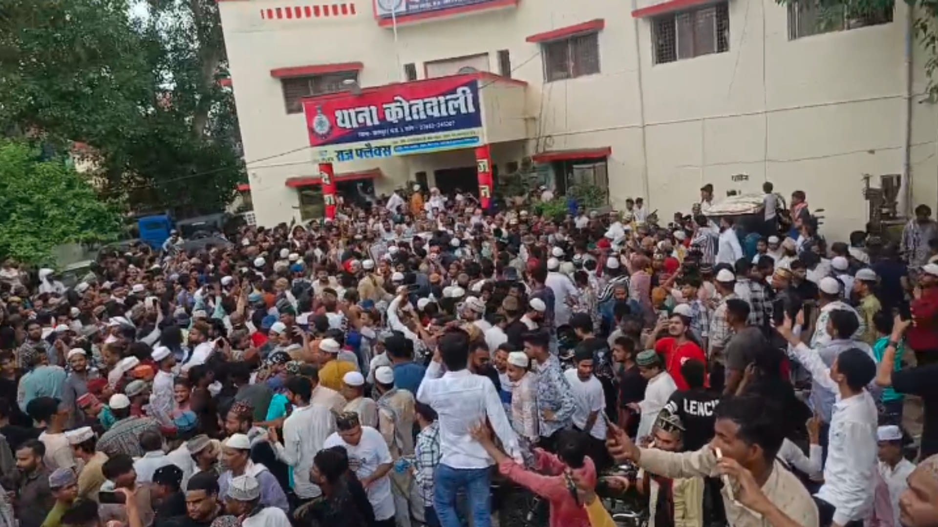 छतरपुर में कोतवाली थाने का घेराव कर भीड़ ने पत्थर फेंके थे.