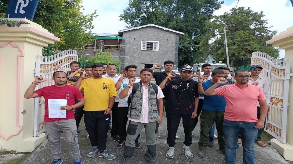 Villagers demonstrated on demand for roads and teachers in pithoragarh