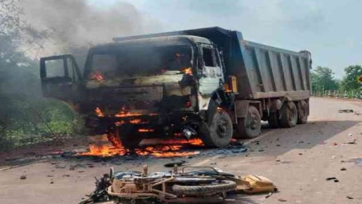 High speed Hiva took the lives of two students: Angry villagers in Raipur set the Hiva on fire