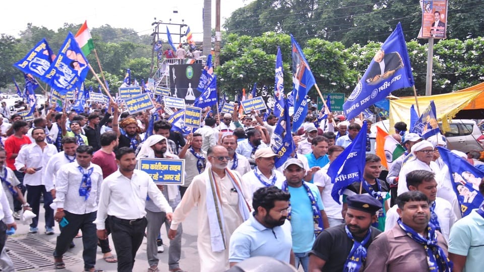 Meerut: Protest from road to Collectorate-Commissioner, bandh has no effect on markets