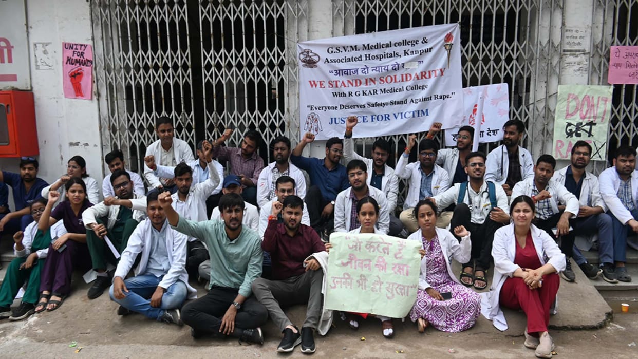 Kanpur: Doctors locked the prescription counter, 55 patients returned without getting themselves examined