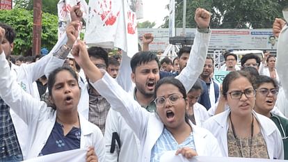 Kanpur: Striking doctors took to the streets to protest the murder of Dr. Mamita