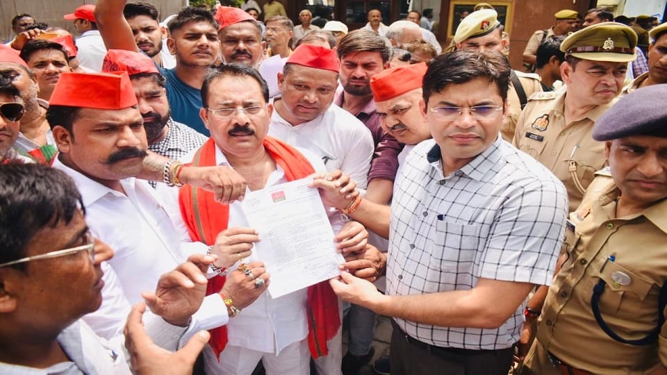 Meerut: Protest from road to Collectorate-Commissioner, bandh has no effect on markets
