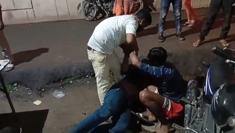 Drunk people fight in middle of the road, pick each other up and throw them down, incident captured on CCTV