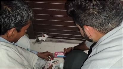 Sirsa: कीटनाशक की दुकान से मिली प्रतिबंधित दवा, किया सील, कृषि विभाग ने देर रात की कार्रवाई Sirsa: Banned medicine found in pesticide shop, sealed, Agriculture Department took action late night
