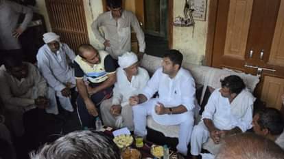 लोगों से बात करते पूर्व उपमुख्यमंत्री दुष्यंत चौटाला।