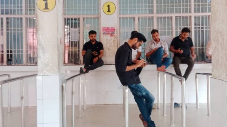 Resident doctors on strike in Firozabad Medical College over misdeeds and murder of doctor in Kolkata
