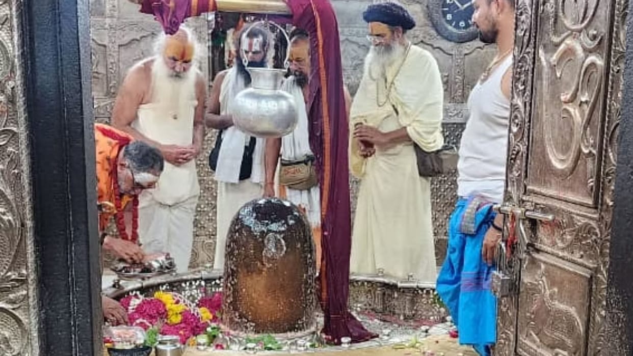 Mahamandaleshwar Abhiram Das Tyagi Maharaj arrived to have darshan of Baba Mahakal