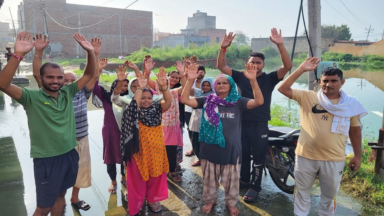 People troubled by stoppage of water drainage from streets in Sonipat protested, blaming government
